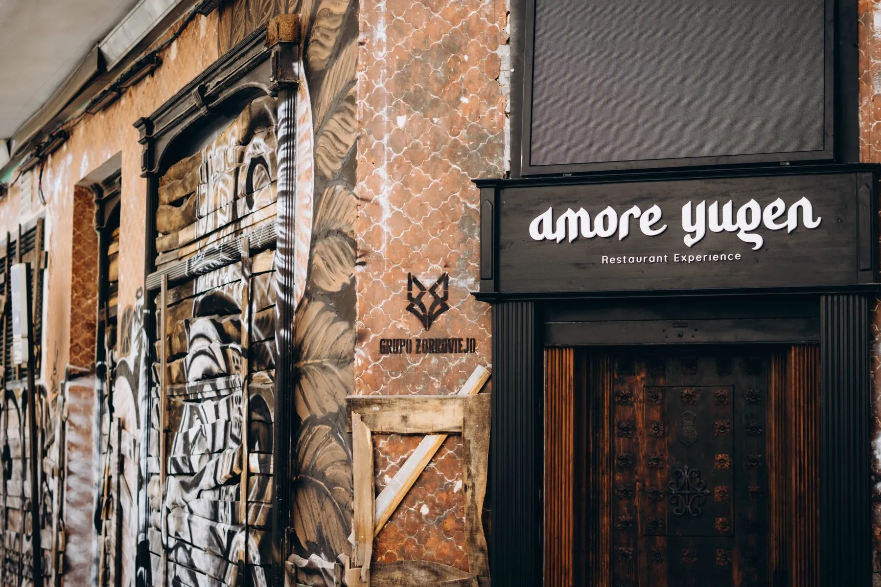 Fachada con grafiti de Amore Yugen