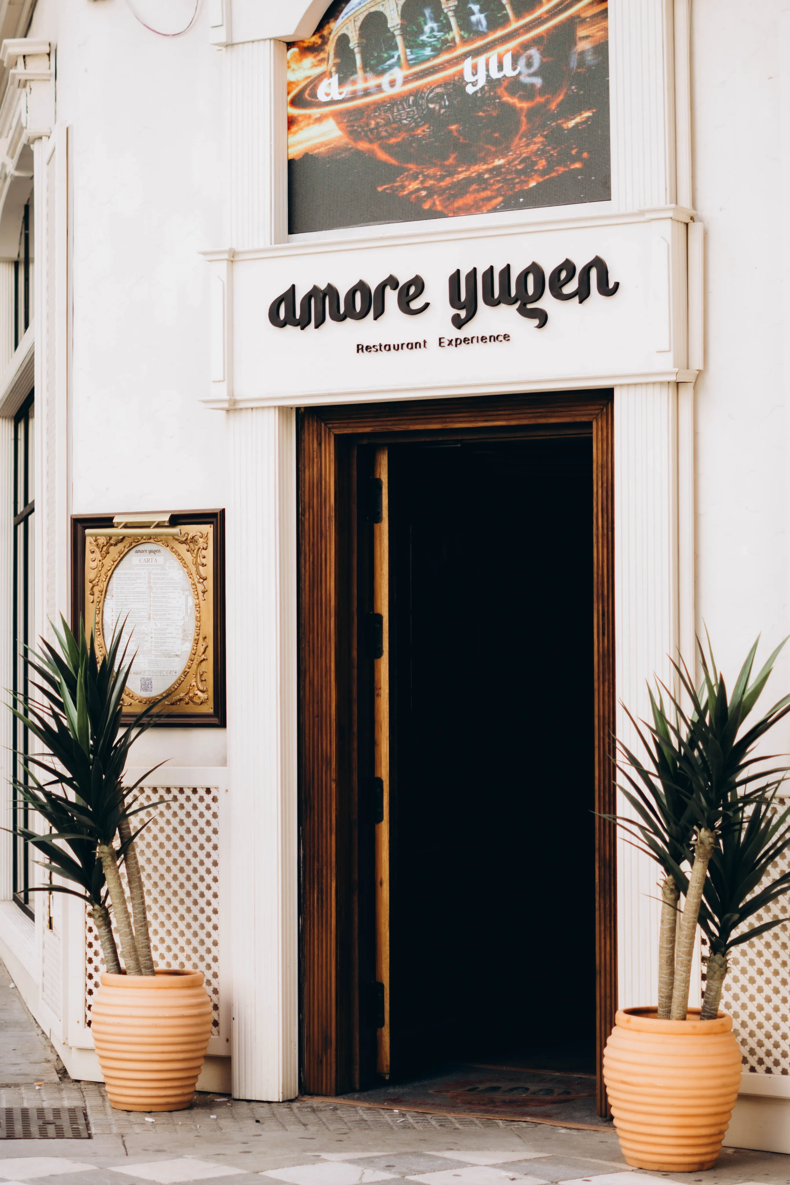 Entrada de Amore Yugen en la calle Recogidas
