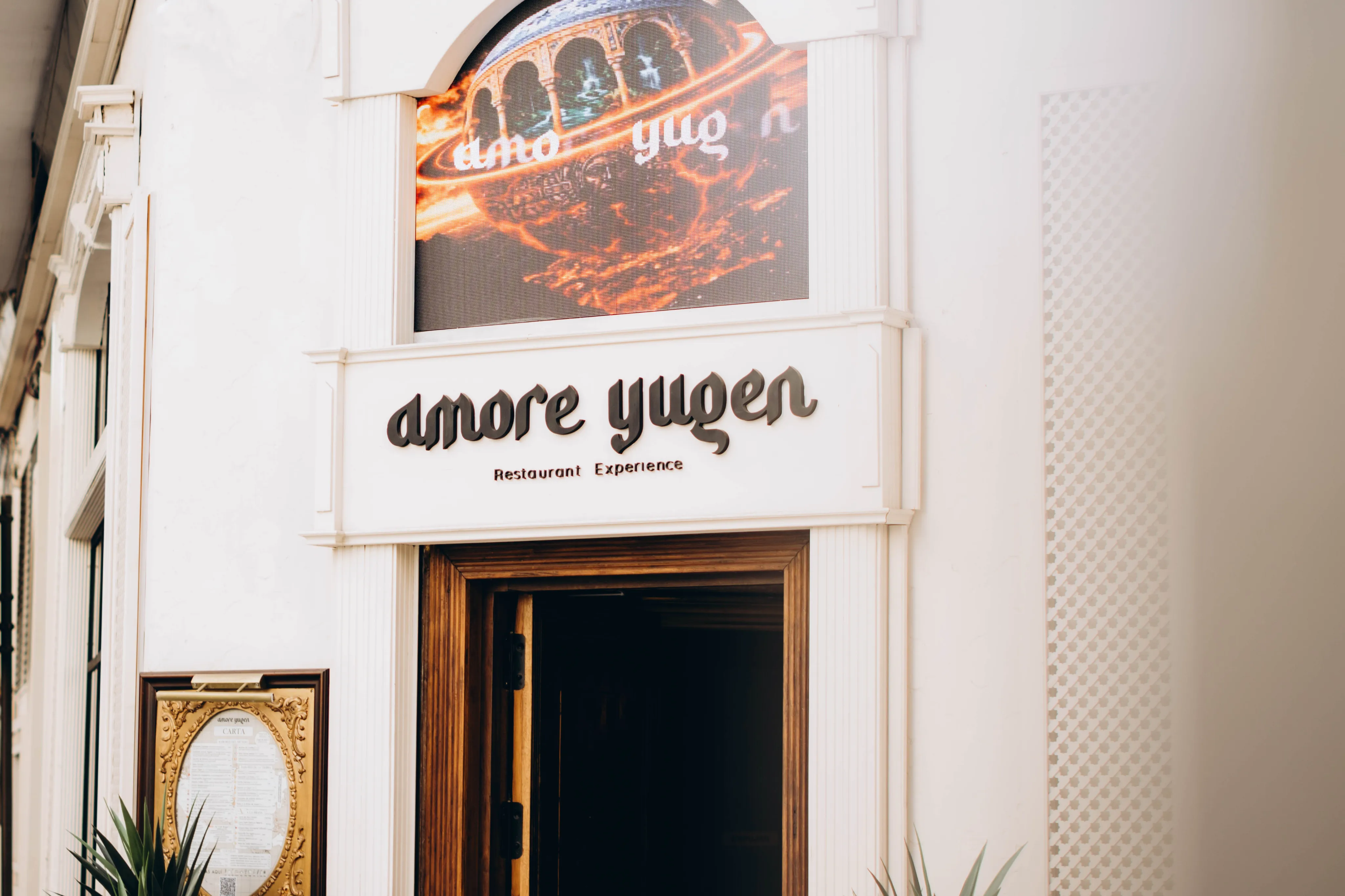 Rótulo de la fachada de Amore Yugen